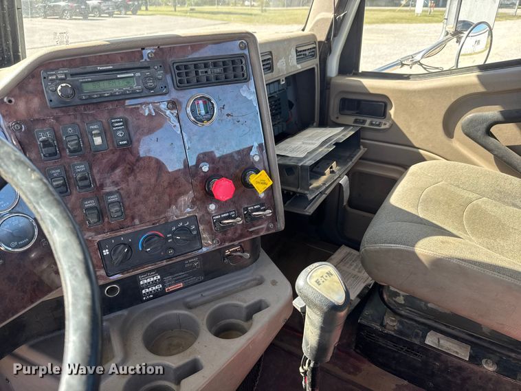 image for item EM8458 2005 International  9200i semi truck