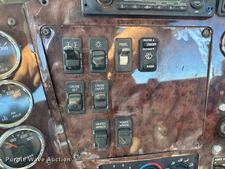 image for item EM8458 2005 International  9200i semi truck