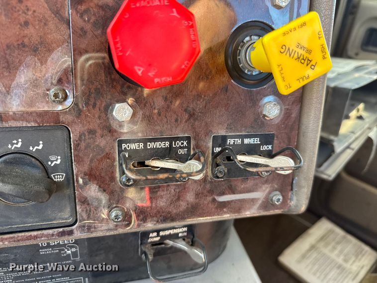 image for item EM8458 2005 International  9200i semi truck