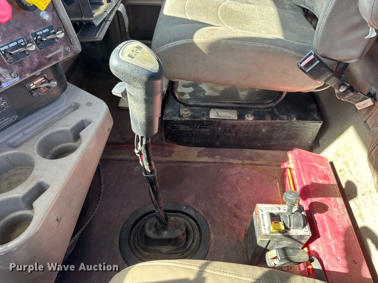 image for item EM8458 2005 International  9200i semi truck