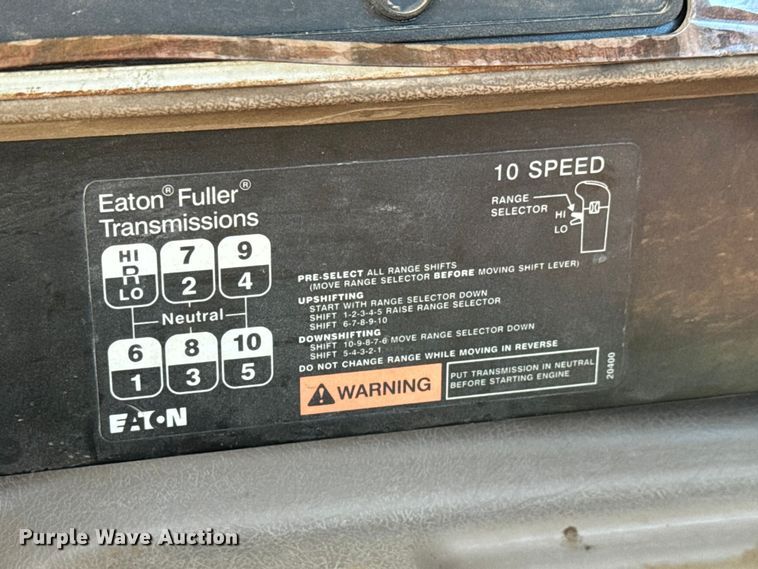 image for item EM8458 2005 International  9200i semi truck