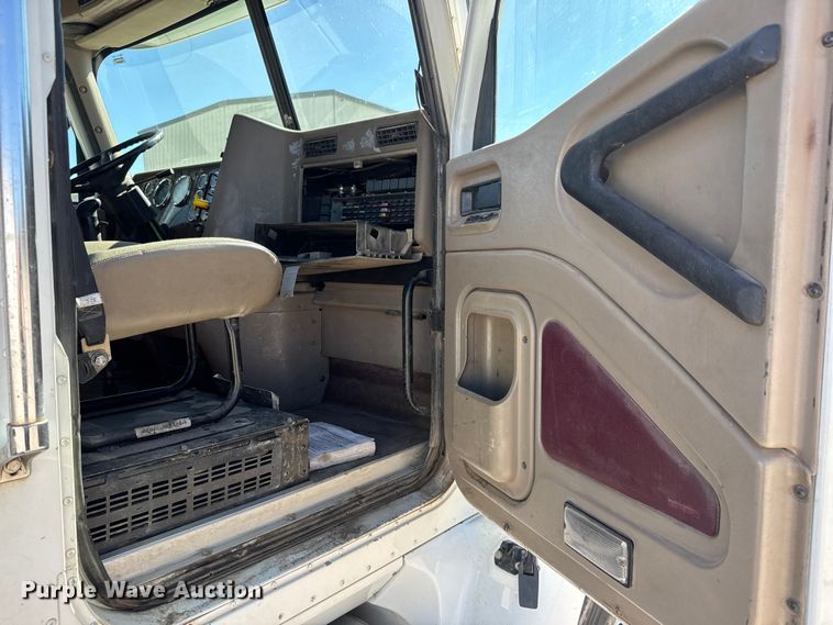 image for item EM8458 2005 International  9200i semi truck