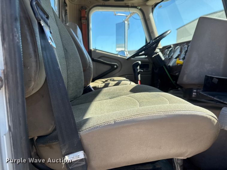 image for item EM8458 2005 International  9200i semi truck