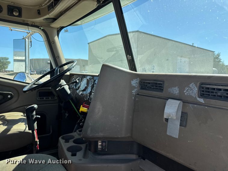 image for item EM8458 2005 International  9200i semi truck