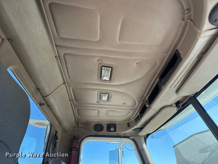 image for item EM8458 2005 International  9200i semi truck