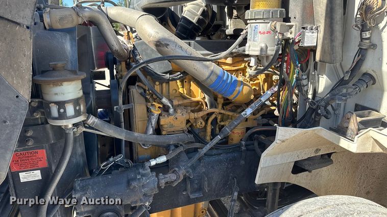 image for item EM8458 2005 International  9200i semi truck