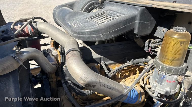 image for item EM8458 2005 International  9200i semi truck