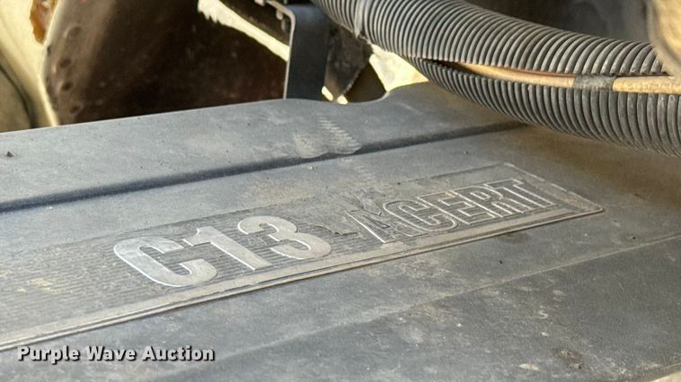 image for item EM8458 2005 International  9200i semi truck