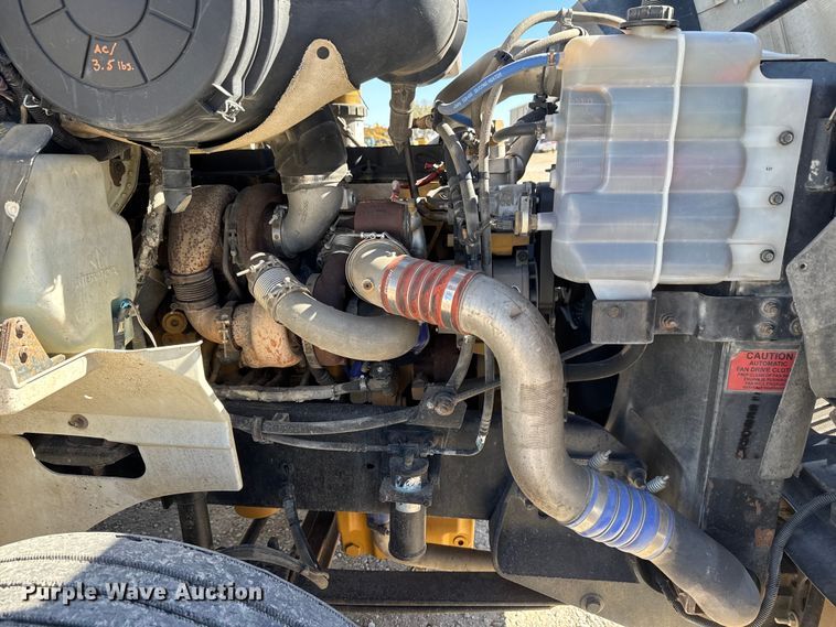 image for item EM8458 2005 International  9200i semi truck