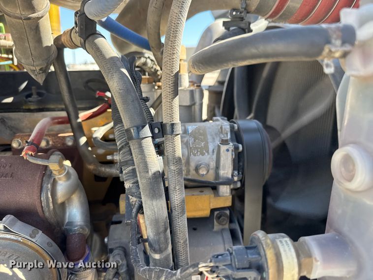 image for item EM8458 2005 International  9200i semi truck