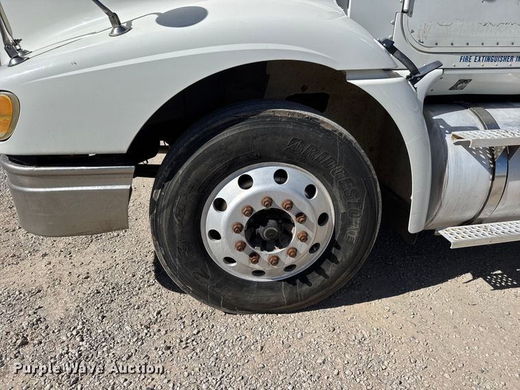 image for item EM8458 2005 International  9200i semi truck