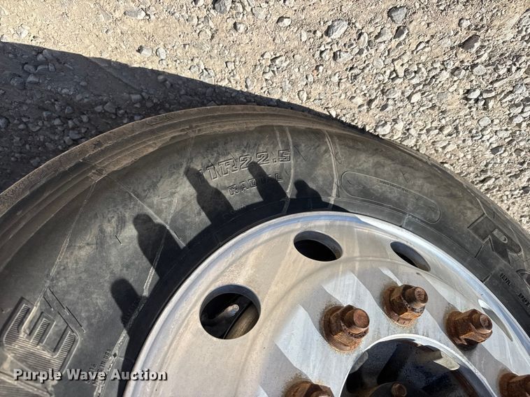 image for item EM8458 2005 International  9200i semi truck