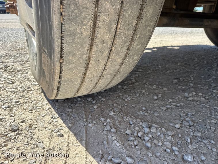 image for item EM8458 2005 International  9200i semi truck