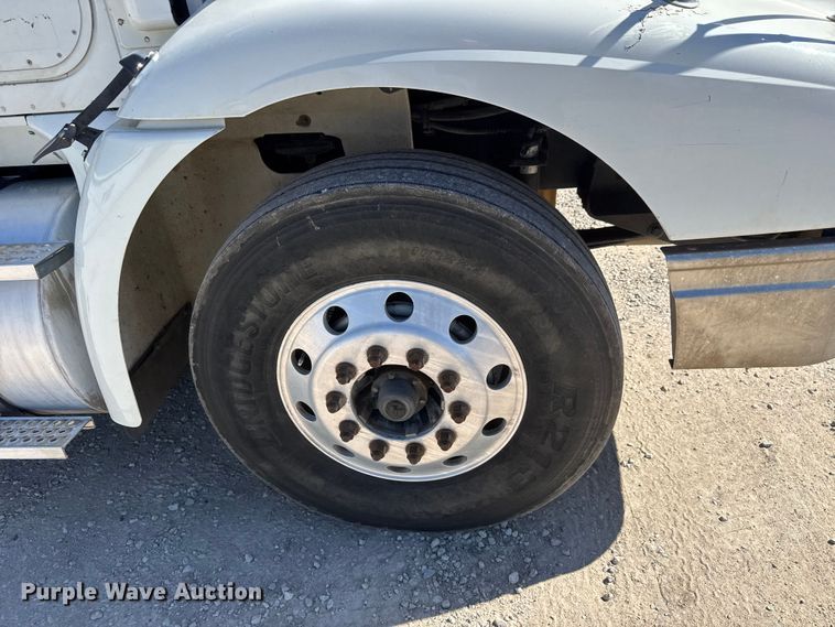 image for item EM8458 2005 International  9200i semi truck