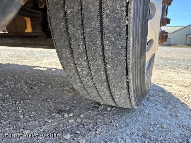 image for item EM8458 2005 International  9200i semi truck