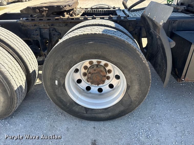 image for item EM8458 2005 International  9200i semi truck