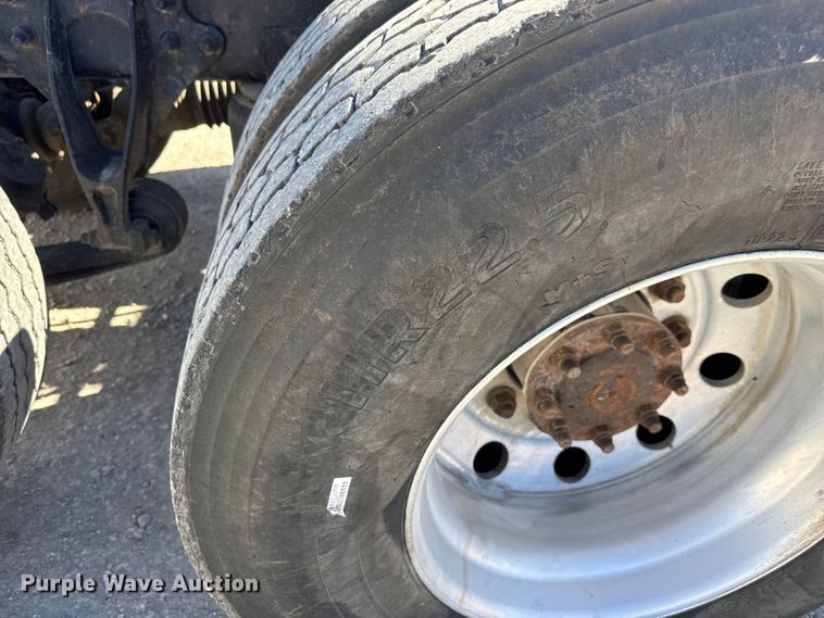 image for item EM8458 2005 International  9200i semi truck