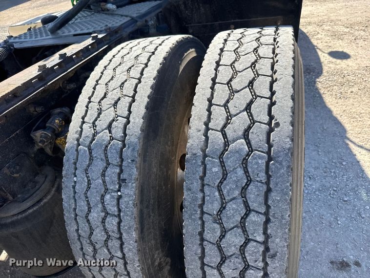 image for item EM8458 2005 International  9200i semi truck