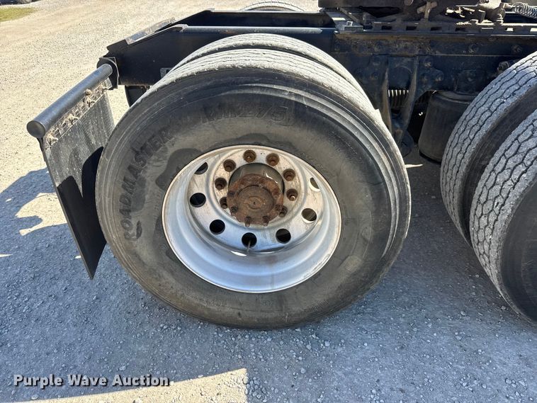 image for item EM8458 2005 International  9200i semi truck