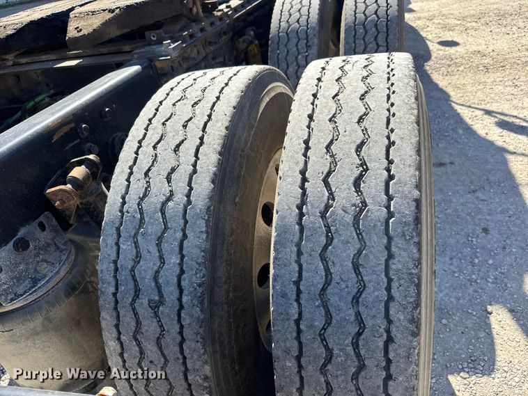 image for item EM8458 2005 International  9200i semi truck