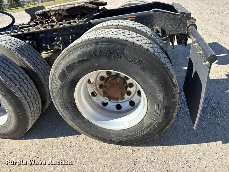 image for item EM8458 2005 International  9200i semi truck