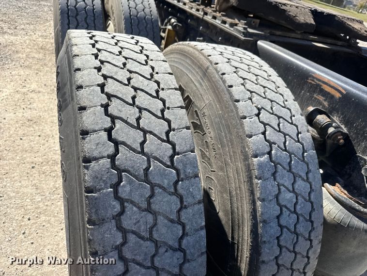 image for item EM8458 2005 International  9200i semi truck