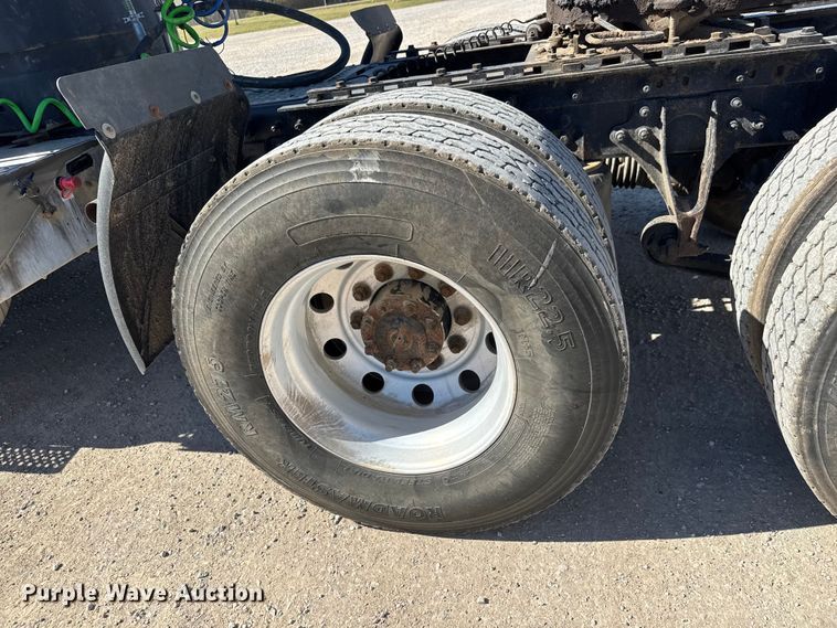 image for item EM8458 2005 International  9200i semi truck