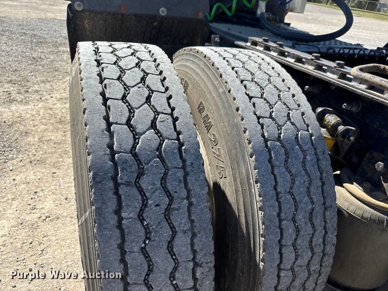 image for item EM8458 2005 International  9200i semi truck