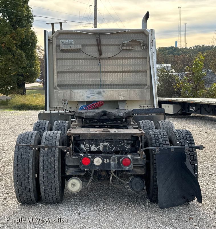 image for item EN0675 1993 Kenworth T600 semi truck