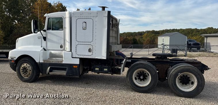 image for item EN0675 1993 Kenworth T600 semi truck