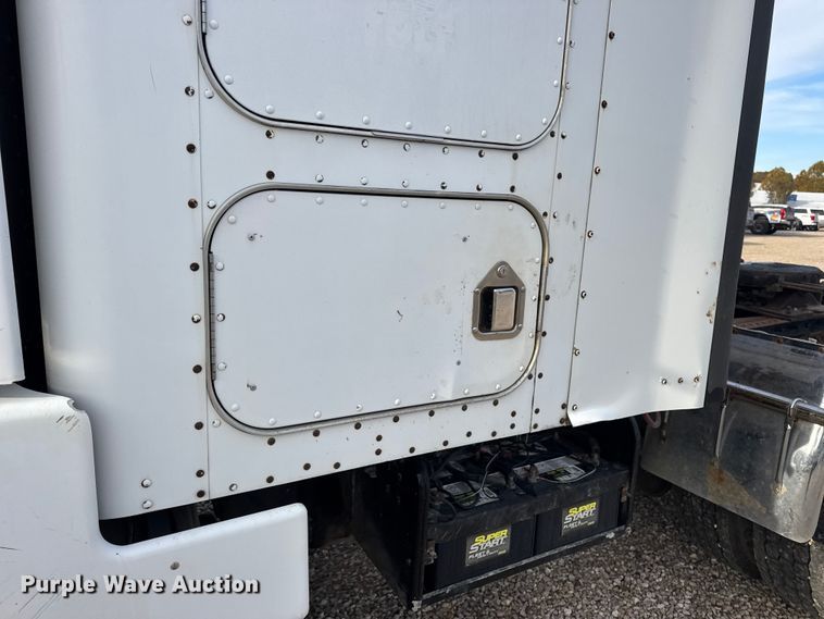 image for item EN0675 1993 Kenworth T600 semi truck