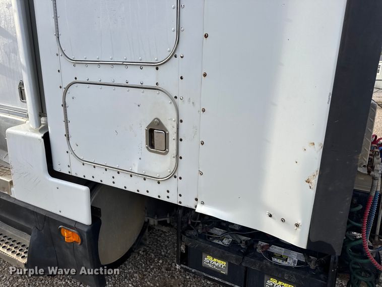 image for item EN0675 1993 Kenworth T600 semi truck