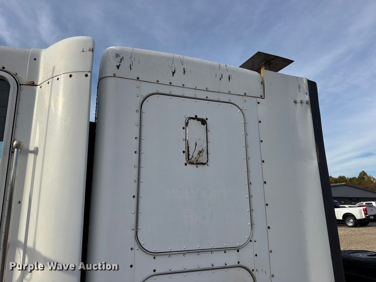 image for item EN0675 1993 Kenworth T600 semi truck