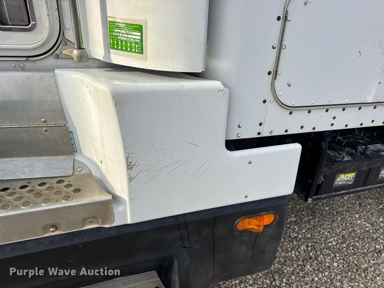 image for item EN0675 1993 Kenworth T600 semi truck