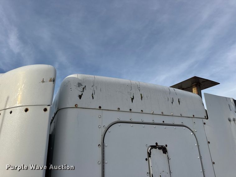 image for item EN0675 1993 Kenworth T600 semi truck