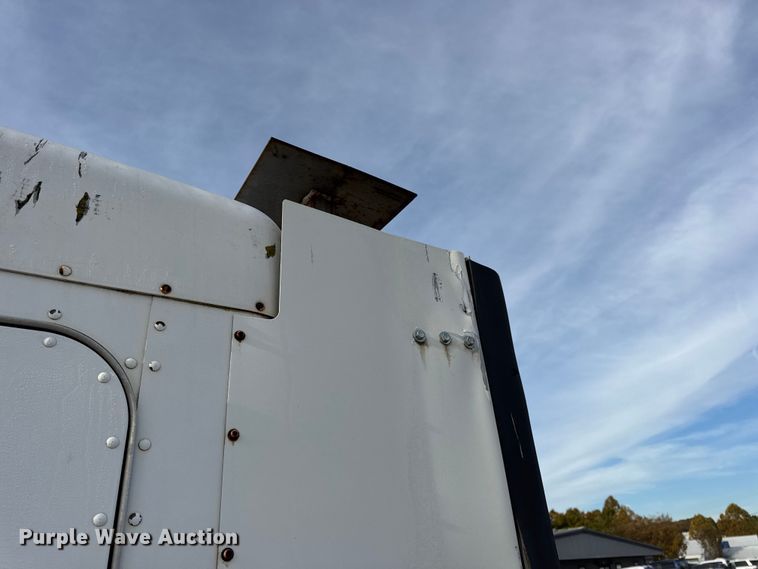 image for item EN0675 1993 Kenworth T600 semi truck