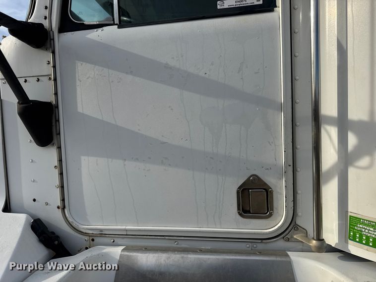 image for item EN0675 1993 Kenworth T600 semi truck