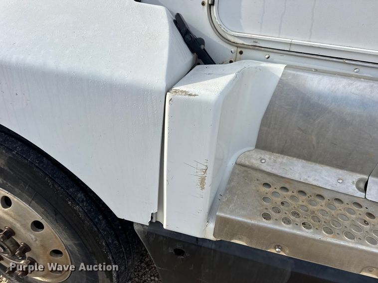 image for item EN0675 1993 Kenworth T600 semi truck