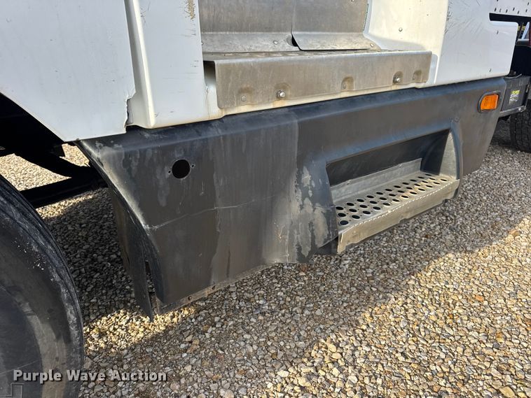 image for item EN0675 1993 Kenworth T600 semi truck