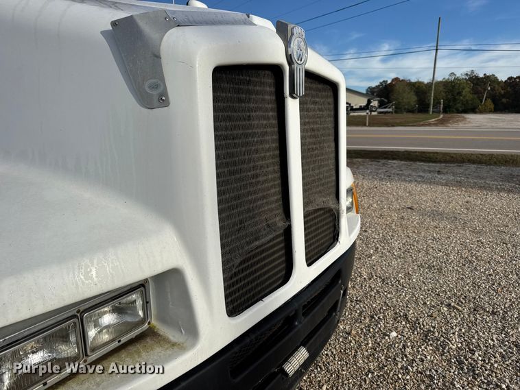 image for item EN0675 1993 Kenworth T600 semi truck