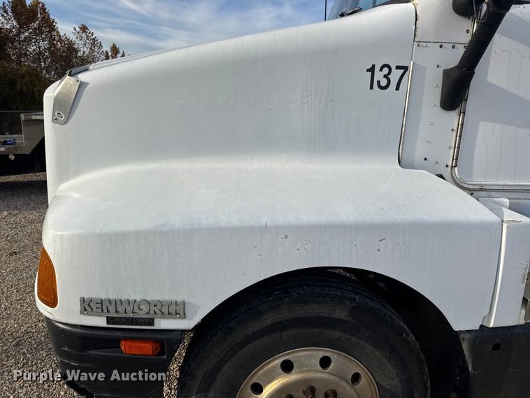 image for item EN0675 1993 Kenworth T600 semi truck