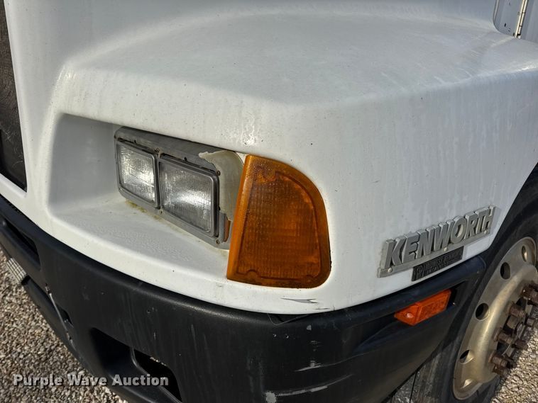 image for item EN0675 1993 Kenworth T600 semi truck