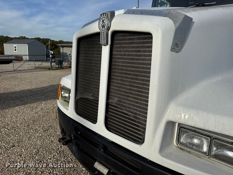 image for item EN0675 1993 Kenworth T600 semi truck