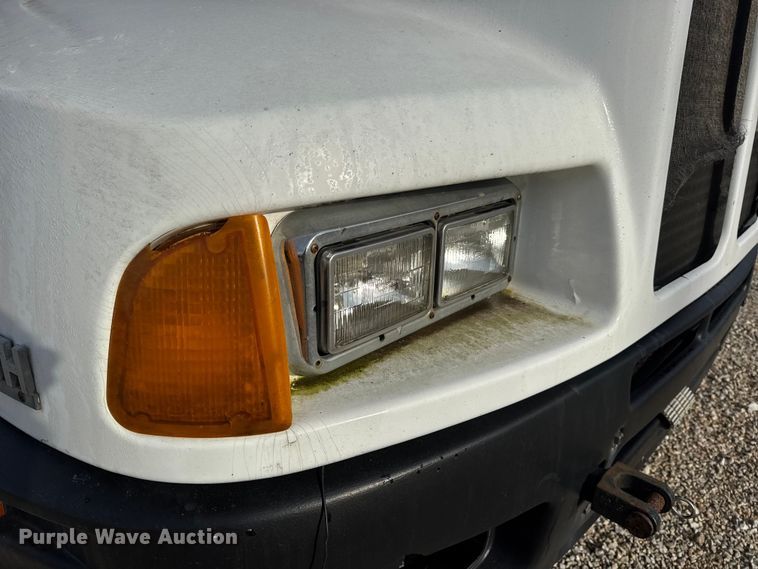 image for item EN0675 1993 Kenworth T600 semi truck