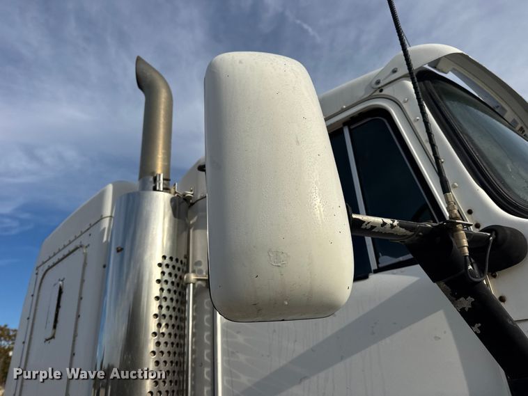 image for item EN0675 1993 Kenworth T600 semi truck