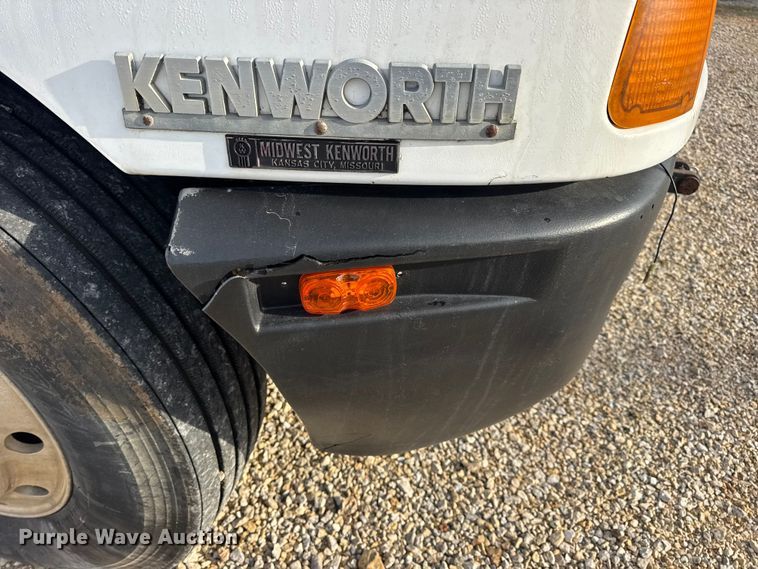 image for item EN0675 1993 Kenworth T600 semi truck