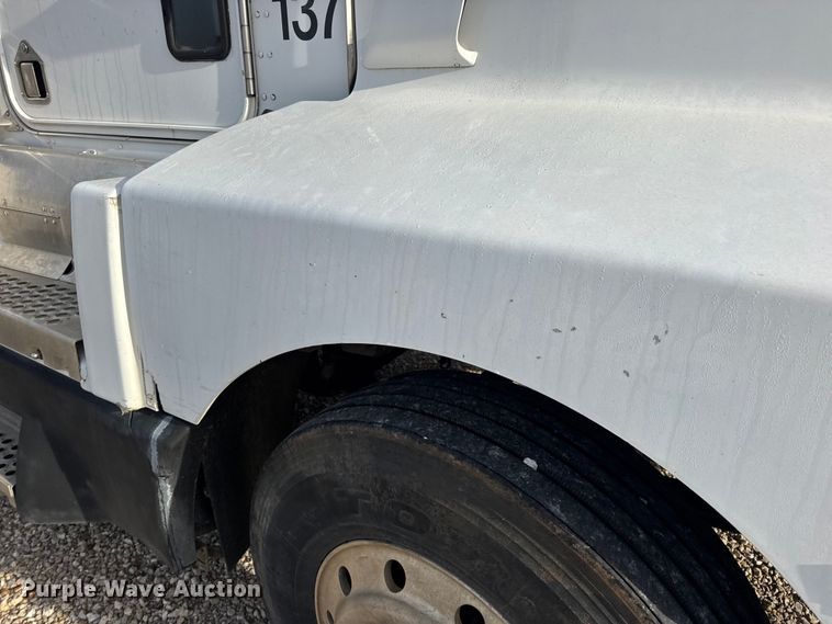 image for item EN0675 1993 Kenworth T600 semi truck