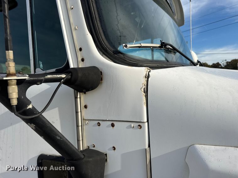 image for item EN0675 1993 Kenworth T600 semi truck