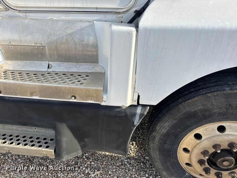 image for item EN0675 1993 Kenworth T600 semi truck