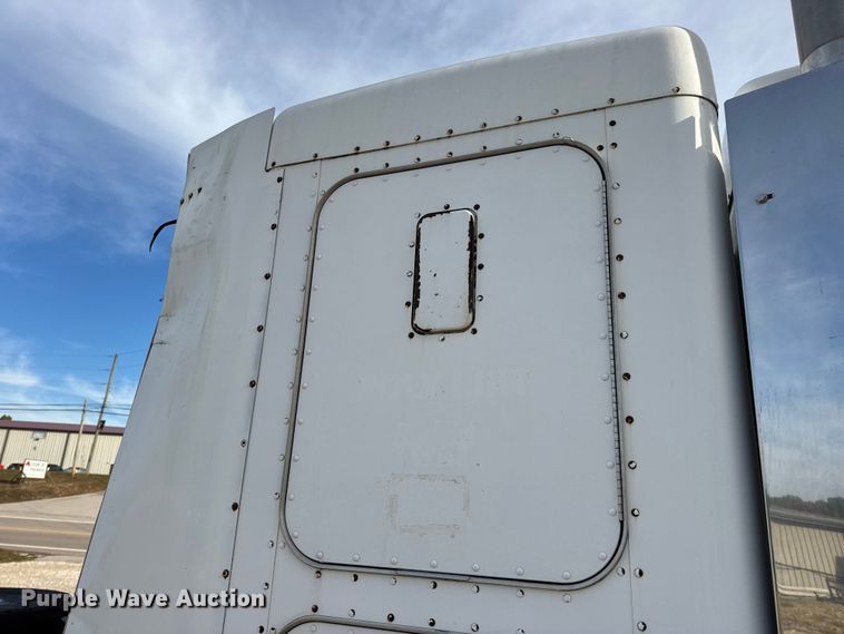 image for item EN0675 1993 Kenworth T600 semi truck